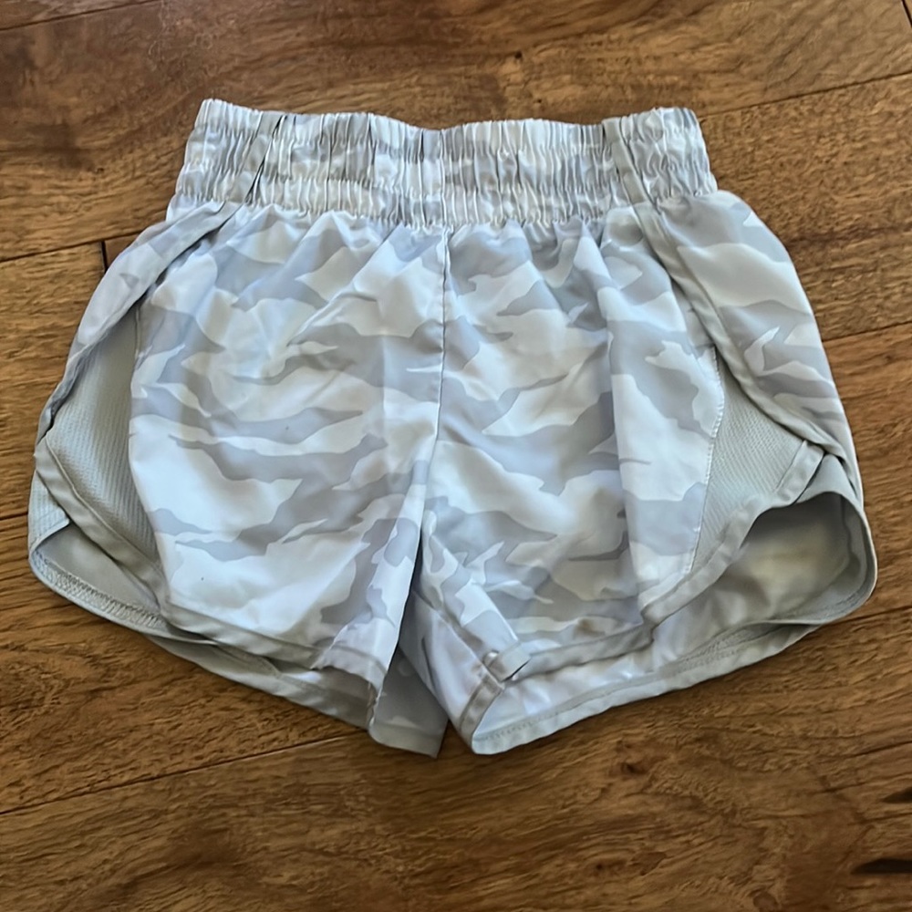 Light grey army print active shorts